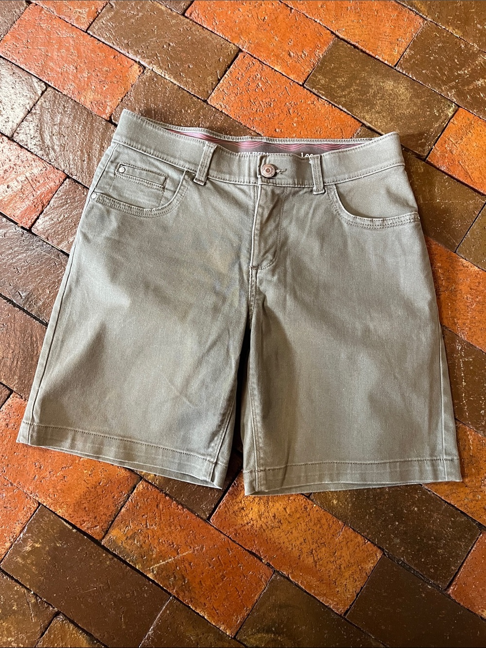 Lee Total Freedom 8 Med Olive Green Jean shorts 7“ inseam - Picture 1 of 5